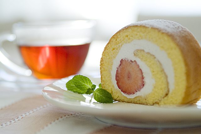 苺のロールケーキ。ニセ食欲を抑えたい