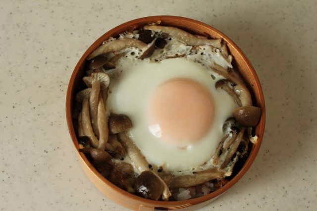 きのこの巣ごもり卵丼