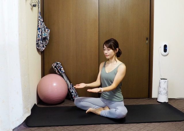 肩甲骨を閉じるストレッチ
