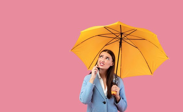 雨でブルーな女性