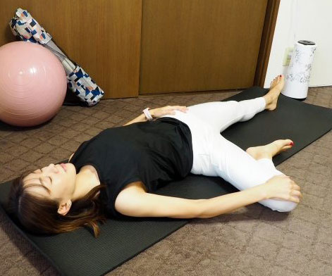 股関節を動かして骨盤ケア！簡単「美姿勢を作るストレッチ」