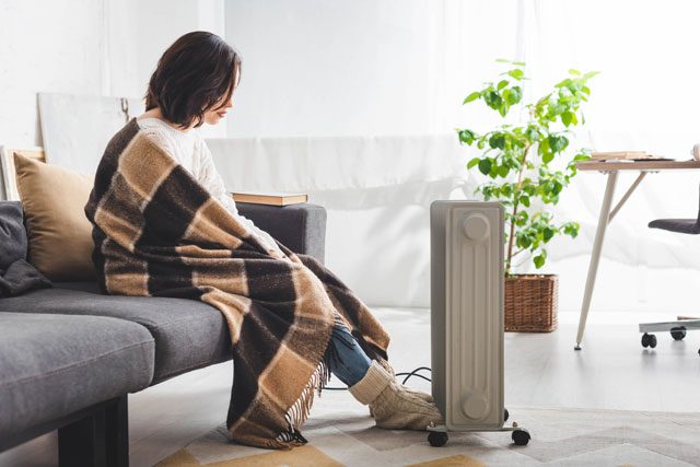 部屋で過ごす女性