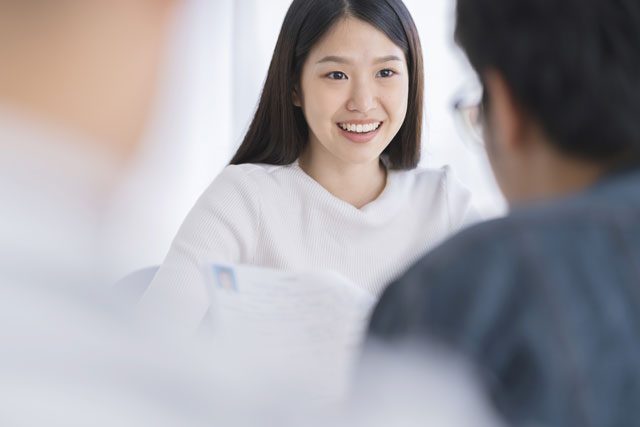 笑顔で会話する女性
