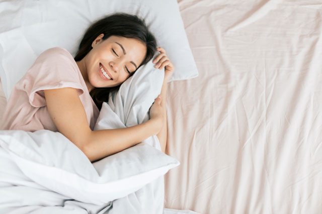 気持ちよさそうに眠る女性