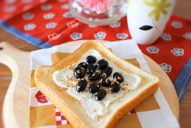 おせちの残り+食パンで簡単!「黒豆クリームチーズトースト」