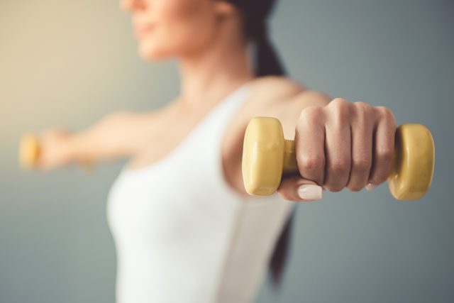 ダンベルで筋トレする女性
