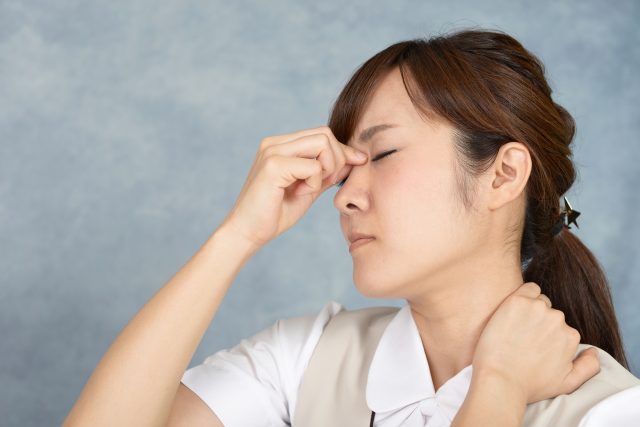 眼精疲労に悩む女性