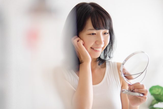 肌の調子を見る女性