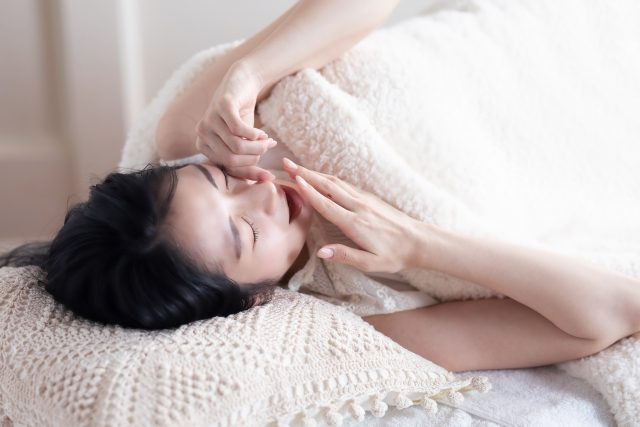 寝る女性