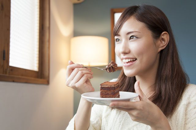 ケーキを食べる女性