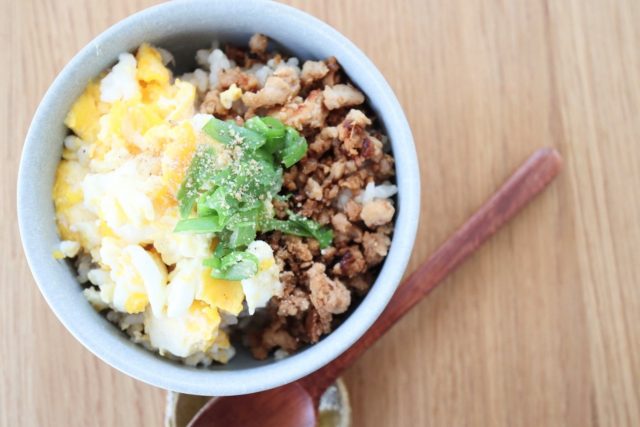 鶏ひき肉と卵の2色丼