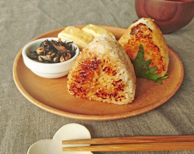 こんがり焼き目が簡単に!味噌と醤油で香ばしい「焼きおにぎり」