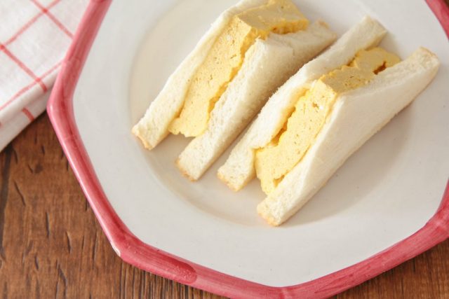 簡単・時短!電子レンジ5分で作る「厚焼き玉子サンド」