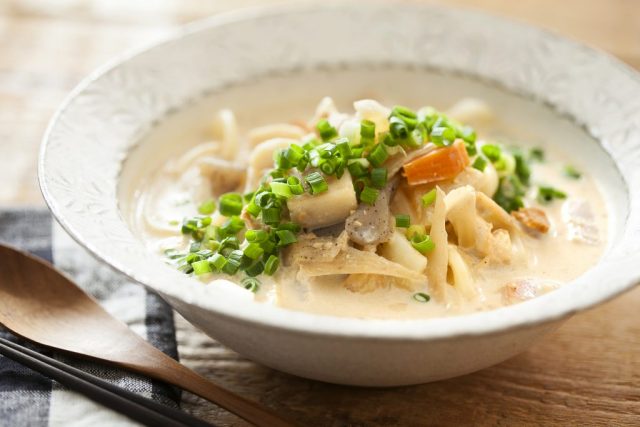 コンビニの”カップ豚汁”が大変身!レンジで簡単「あったか豆乳うどん」