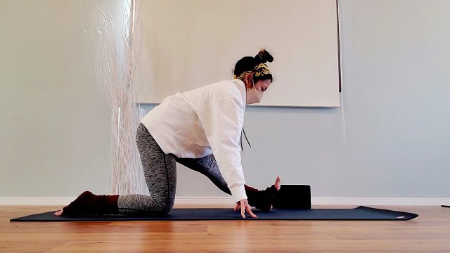 三日月のポーズ