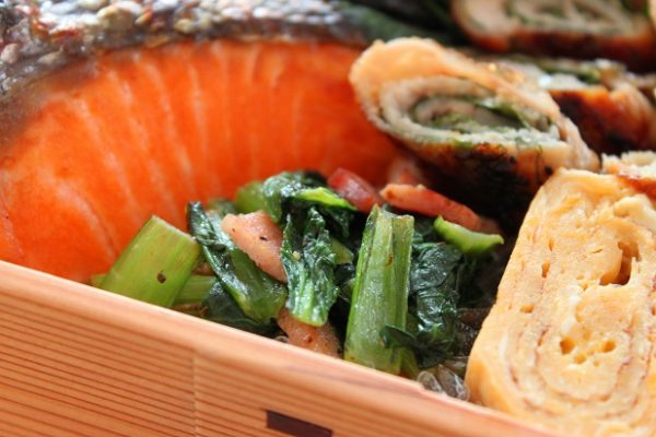 面倒な下茹で不要!「小松菜とベーコンの黒こしょう炒め」のお弁当