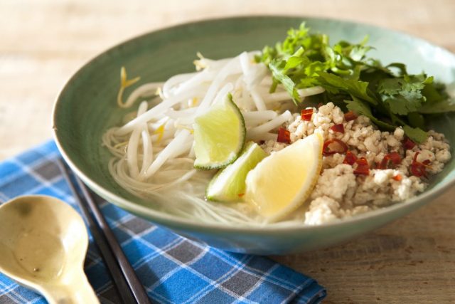 二日酔いの朝にも◎!作り置きの鶏そぼろで簡単「フォー風にゅうめん」