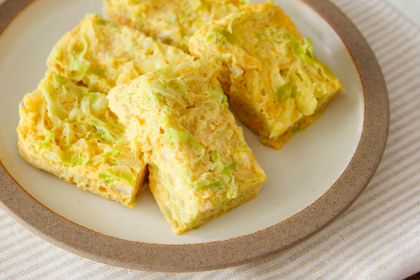忙しい朝でも作れる!めんつゆで簡単「レンジ卵焼き」【作り置き可】