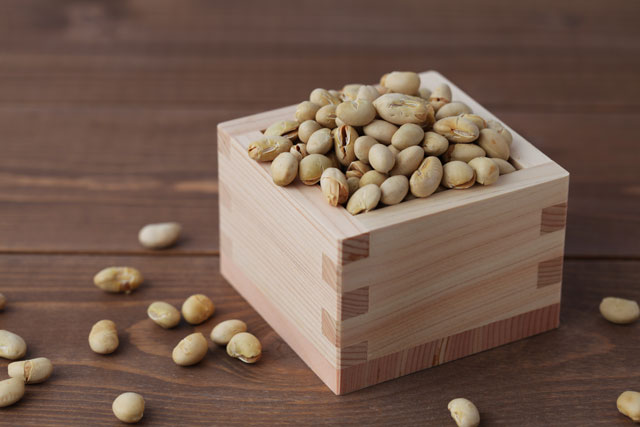 「豆まき」を英語で言うと？