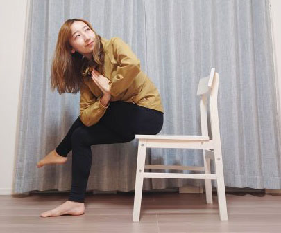 座ったまま冷え対策！体の内側から温まる「ねじり合掌のポーズ」