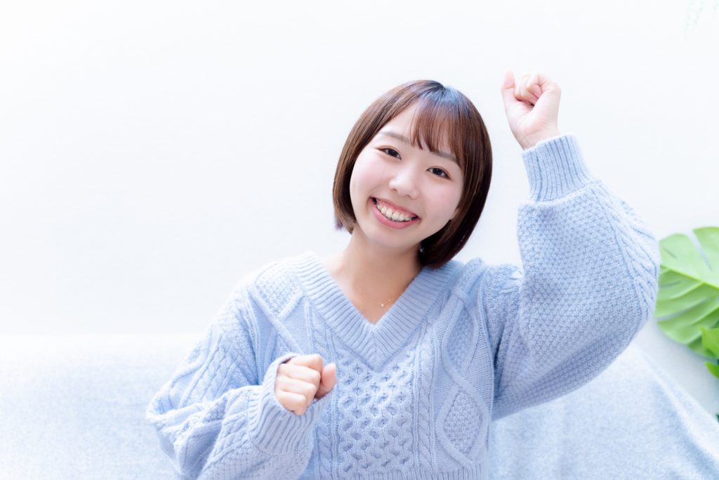 ガッツポーズをする女性