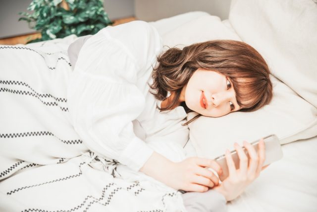 寝転がる女性