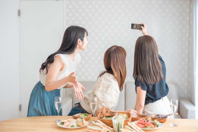 SNSばえする写真をとる女性