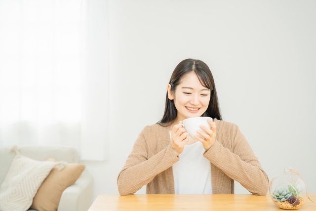 お白湯を飲む女性