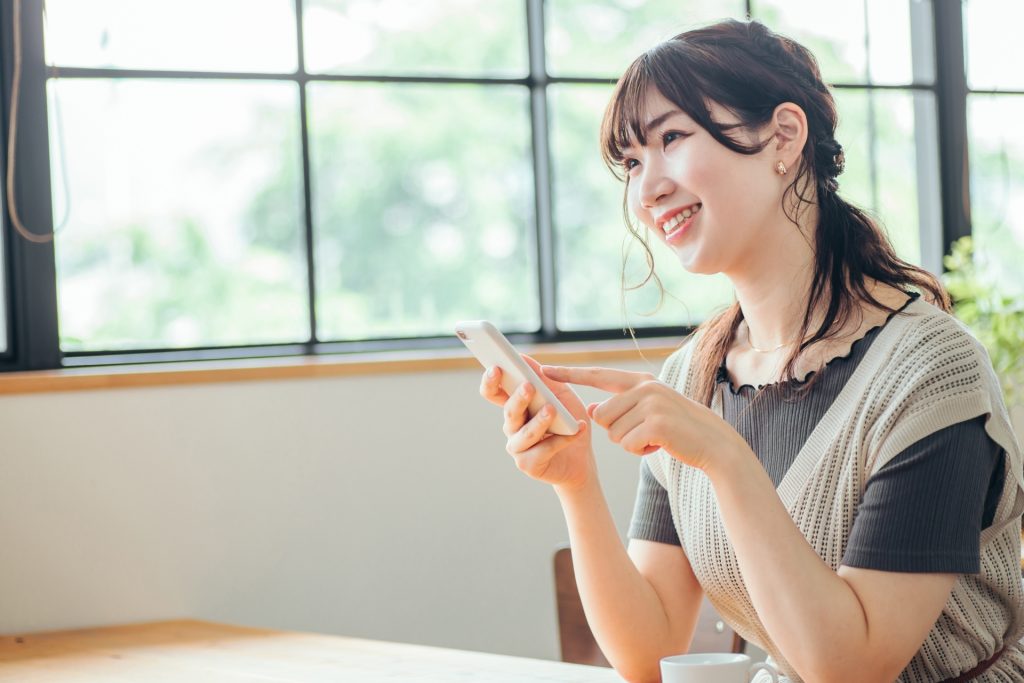 スマホを操作する女性