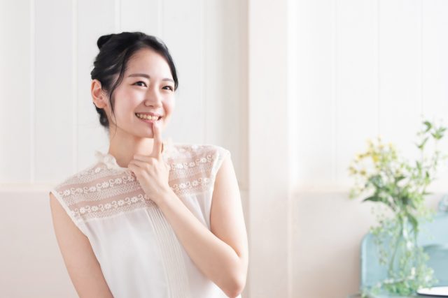 唇をさわる女性