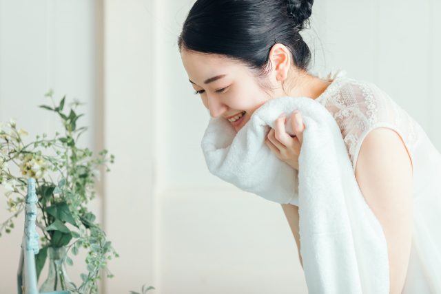 洗顔する女性