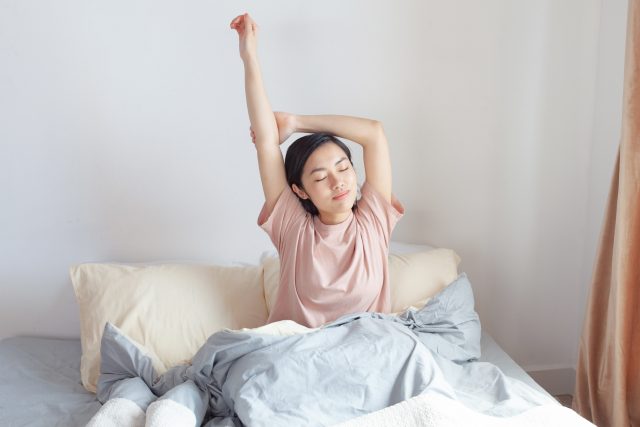 寝起きの女性