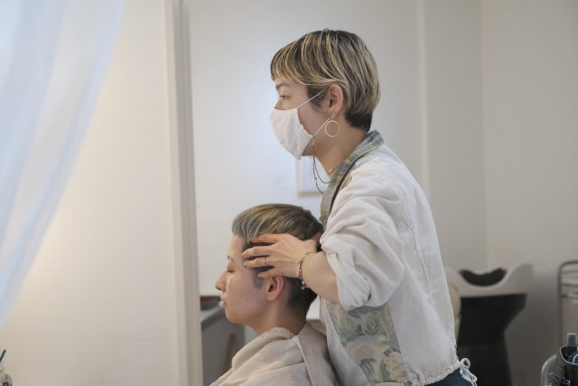 頭皮マッサージ中の美容師さん