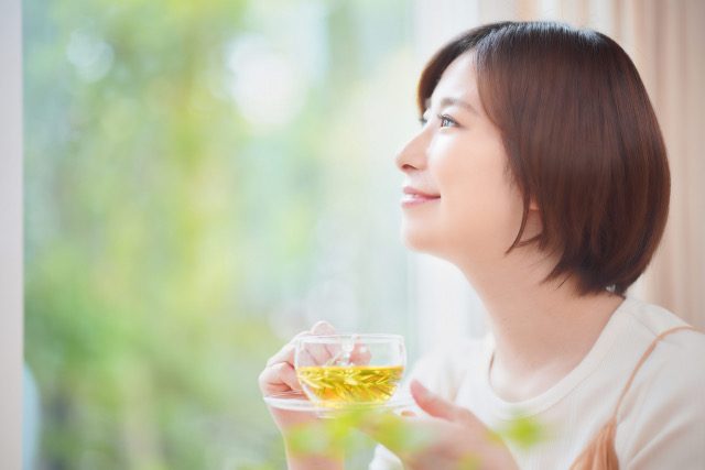 ハーブティーを飲む女性