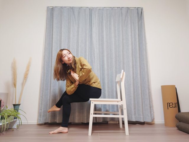 ねじり合掌のポーズ