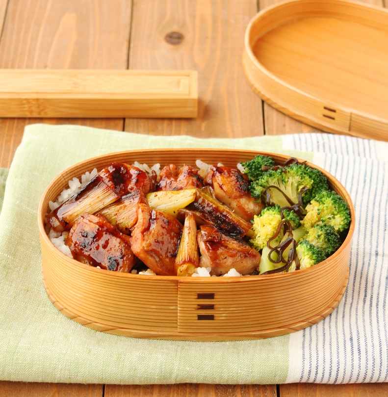 「ピリ辛焼き鶏」「レンジブロッコリー」2品弁当