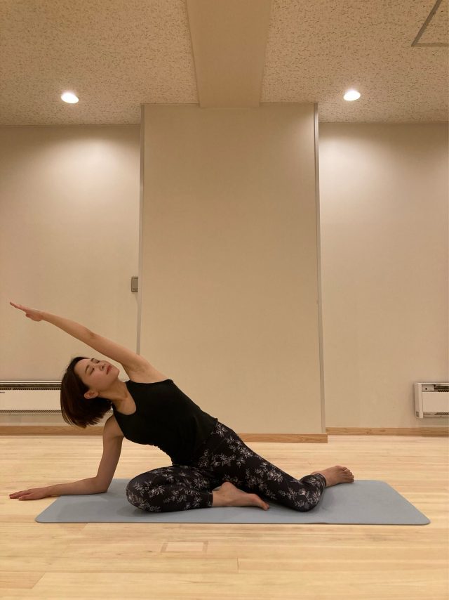お姉さん座りのポーズ