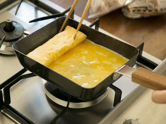 焦げつきにくい！おいしくてきれいに焼ける鉄フライパン「ambai 玉子焼」