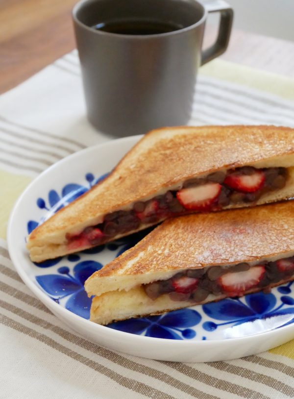 フライパンでカリッと簡単!「いちごと小倉バターのホットサンド」