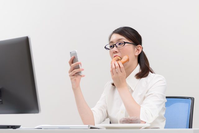ドーナツを食べる女性