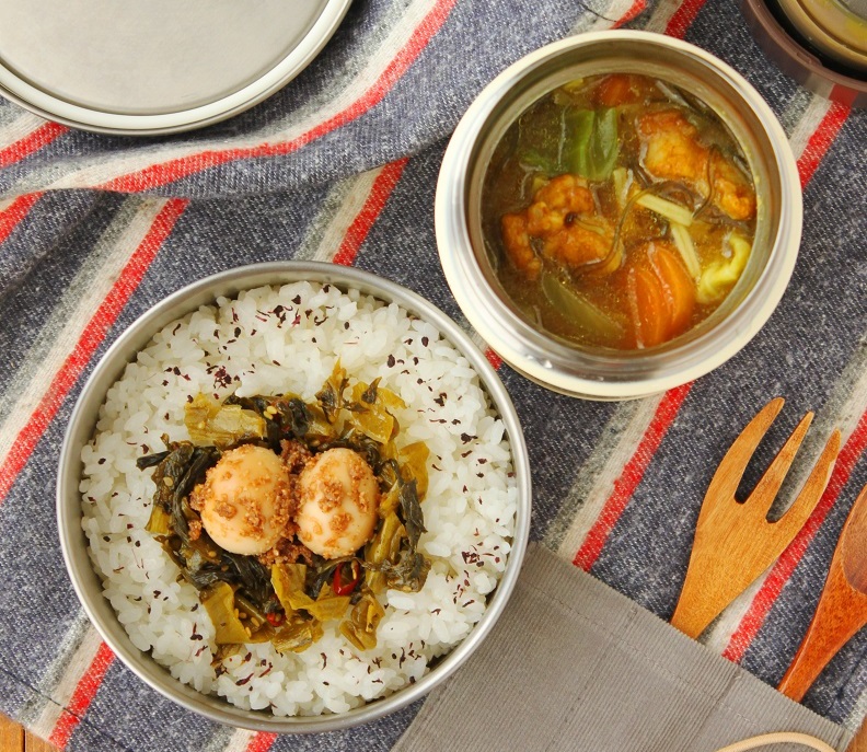 具だくさん！「鶏肉と野菜の和風カレー」「うずら卵と高菜のご飯」2品弁当