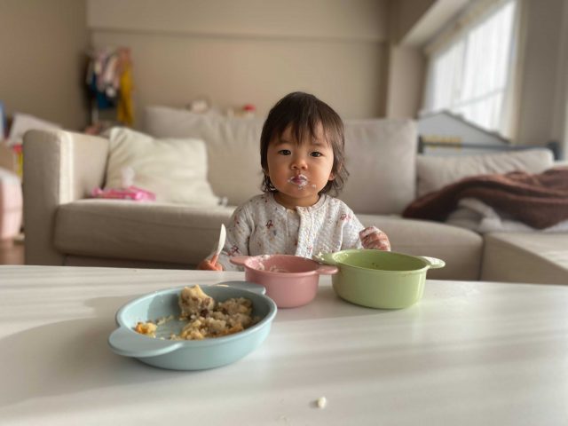 お食事中の小さなお子さん