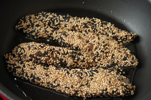 鶏ささみのごま唐揚げ