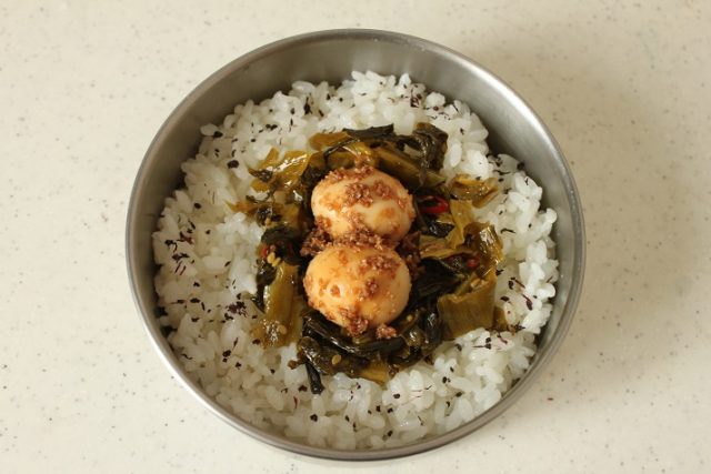 うずらの卵と高菜のご飯