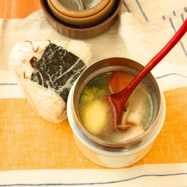 「野菜とベーコンの塩麹スープ」「ラップおにぎり」