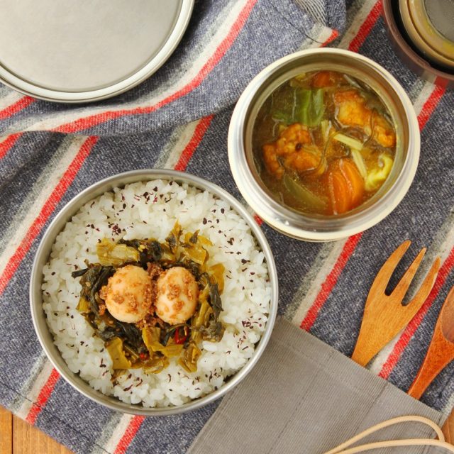 「鶏肉と野菜の和風カレー」「うずらの卵と高菜のごはん」2品弁当