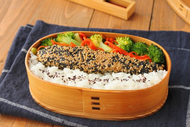 「鶏ささみのごま唐揚げ」「野菜の塩キンピラ」2品弁当