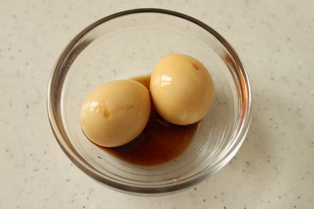 うずらの卵と高菜のご飯