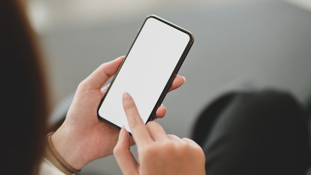 スマホ操作する女性