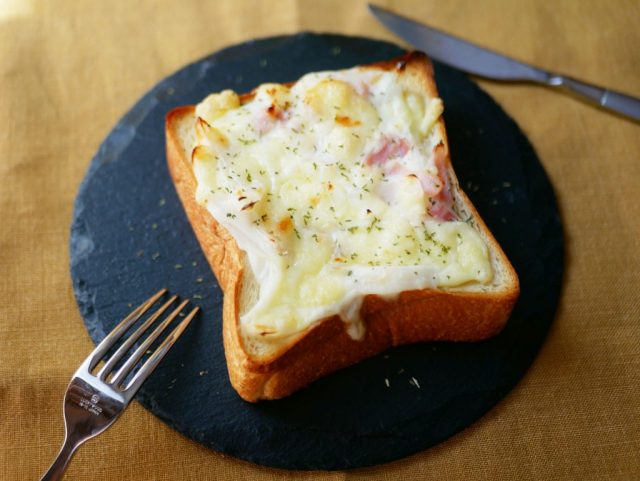 食パンで超簡単…なのに絶品!「新玉ねぎのとろ~りトースト」